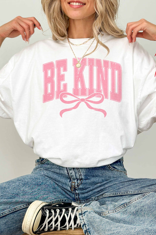 T-shirt oversize grafica “Be Kind” con fiocco