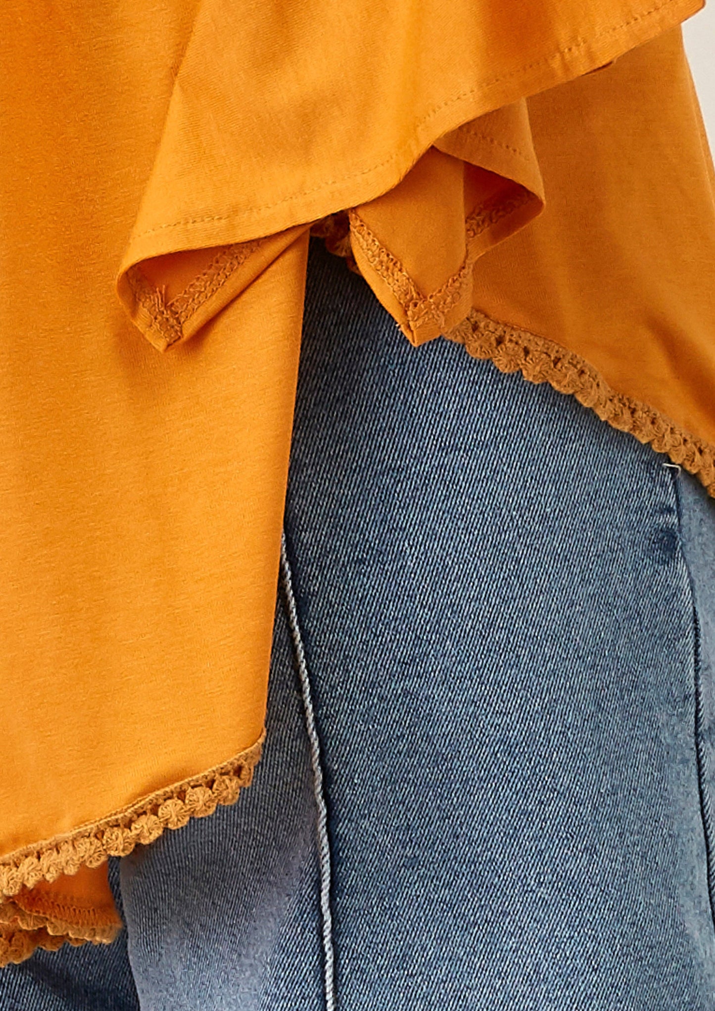 Blusa elasticizzata off-shoulder con maniche a volant