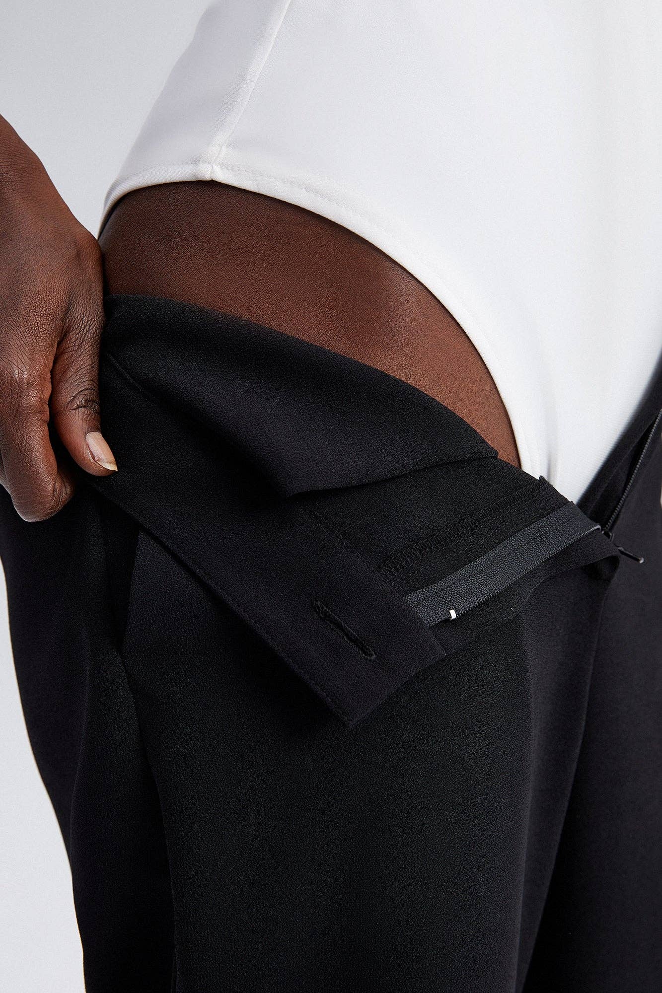 Body drappeggiato elasticizzato ecru a maniche lunghe con scollo a incrocio