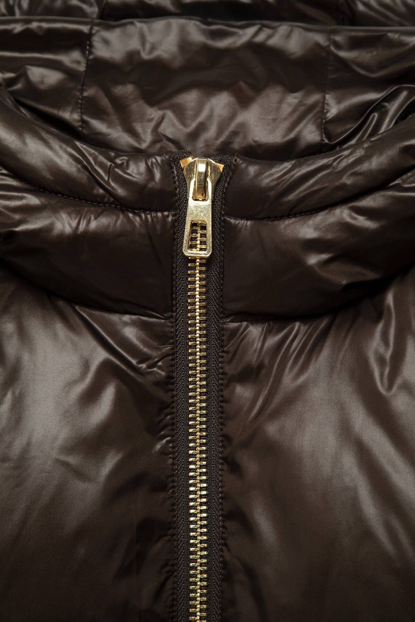 Gilet imbottito con cappuccio e lacci laterali
