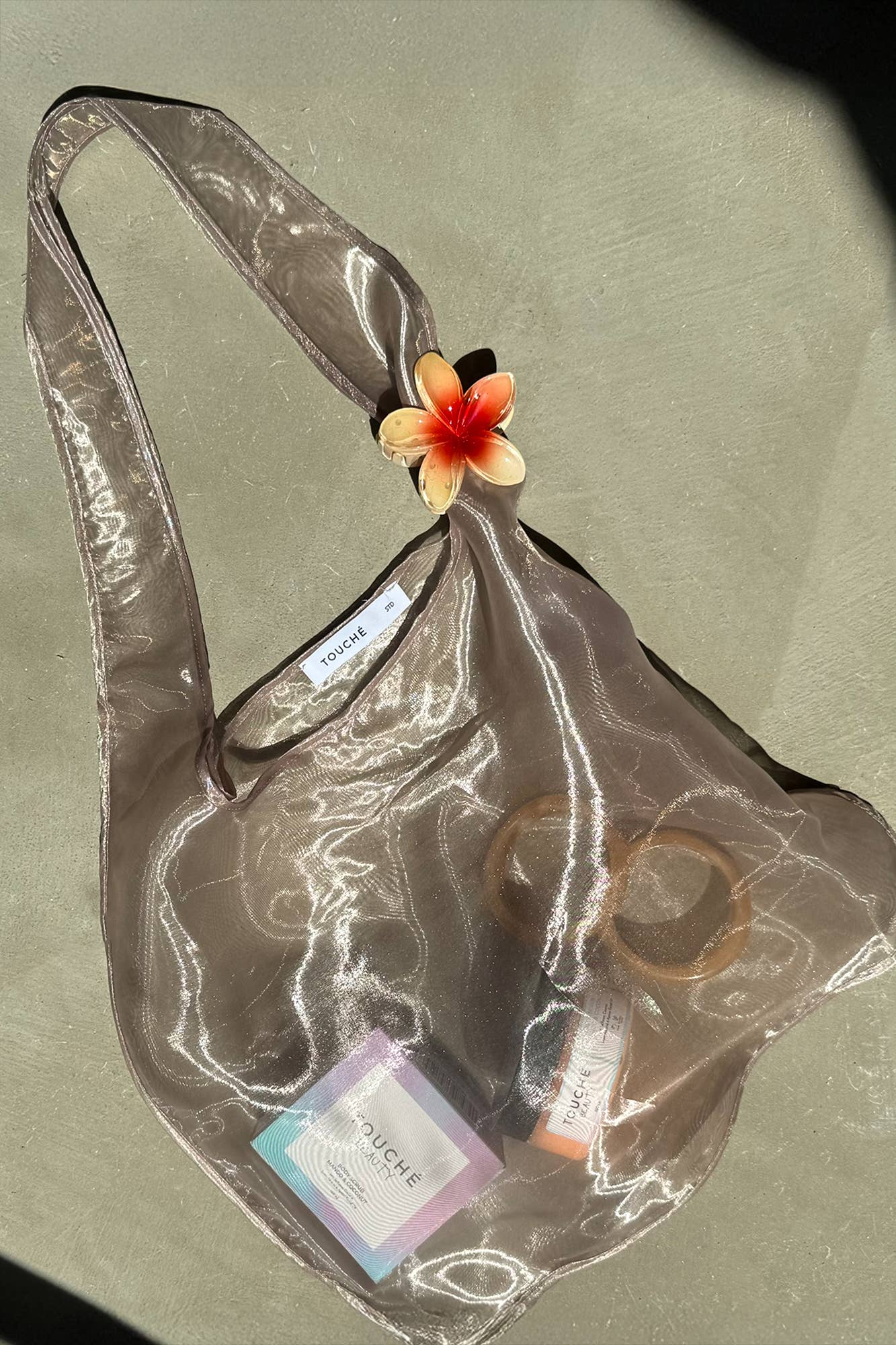 Borsa a spalla in organza trasparente con maxi spallaccio