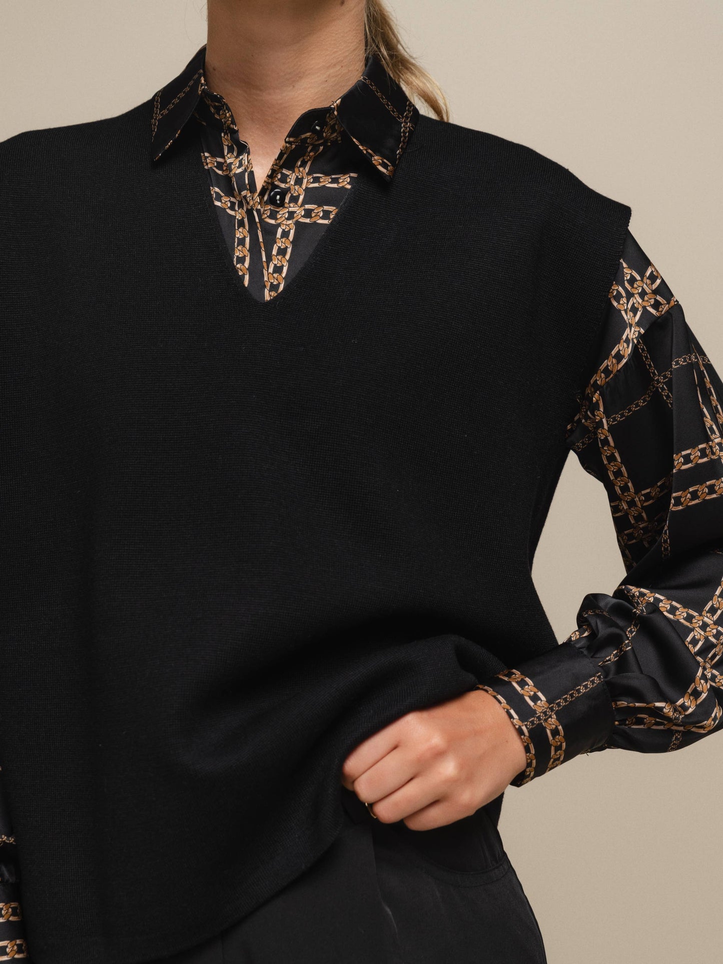 Maglione smanicato in maglia con scollo a V