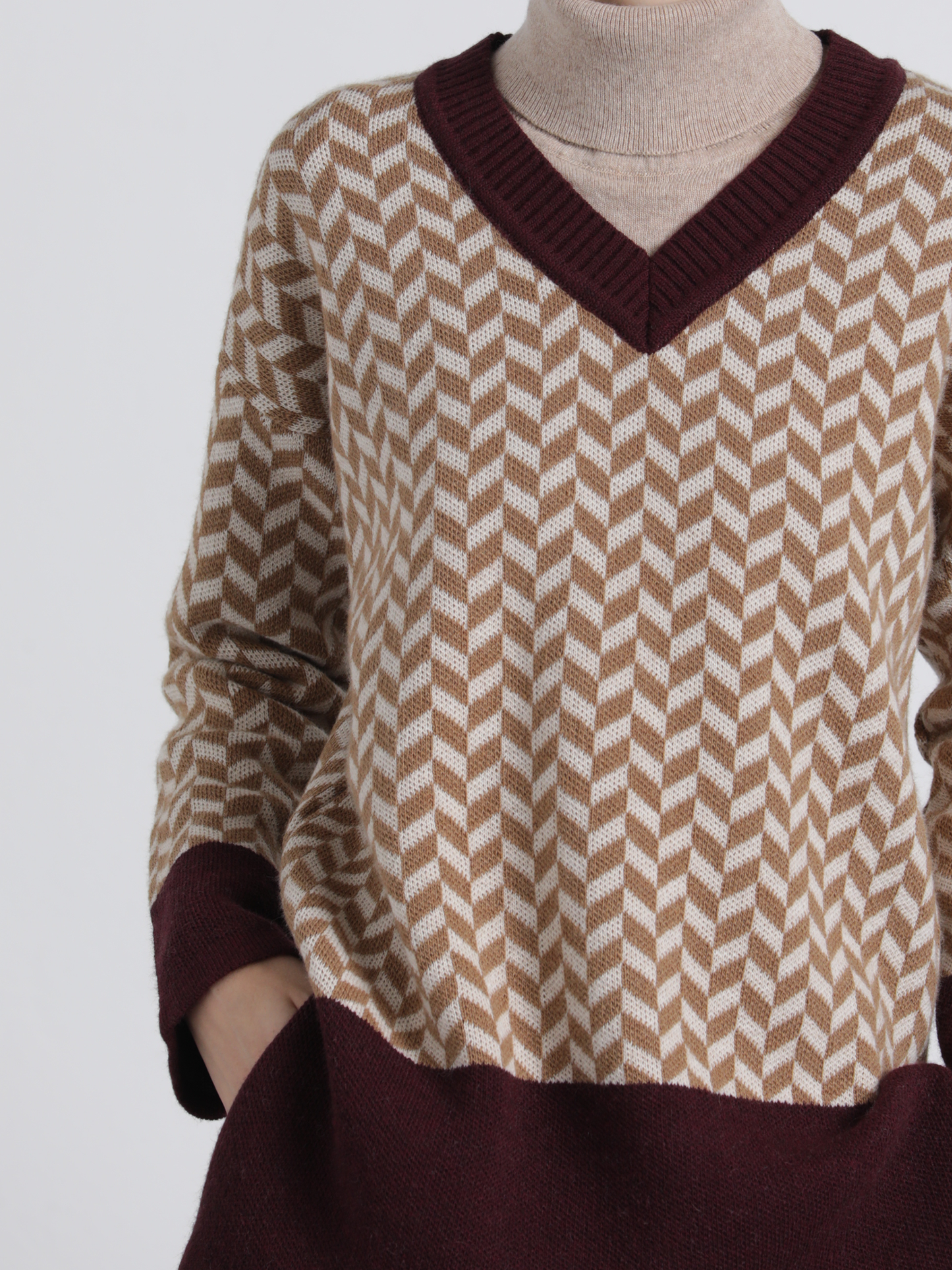 Maglia jacquard con scollo a V bicolore