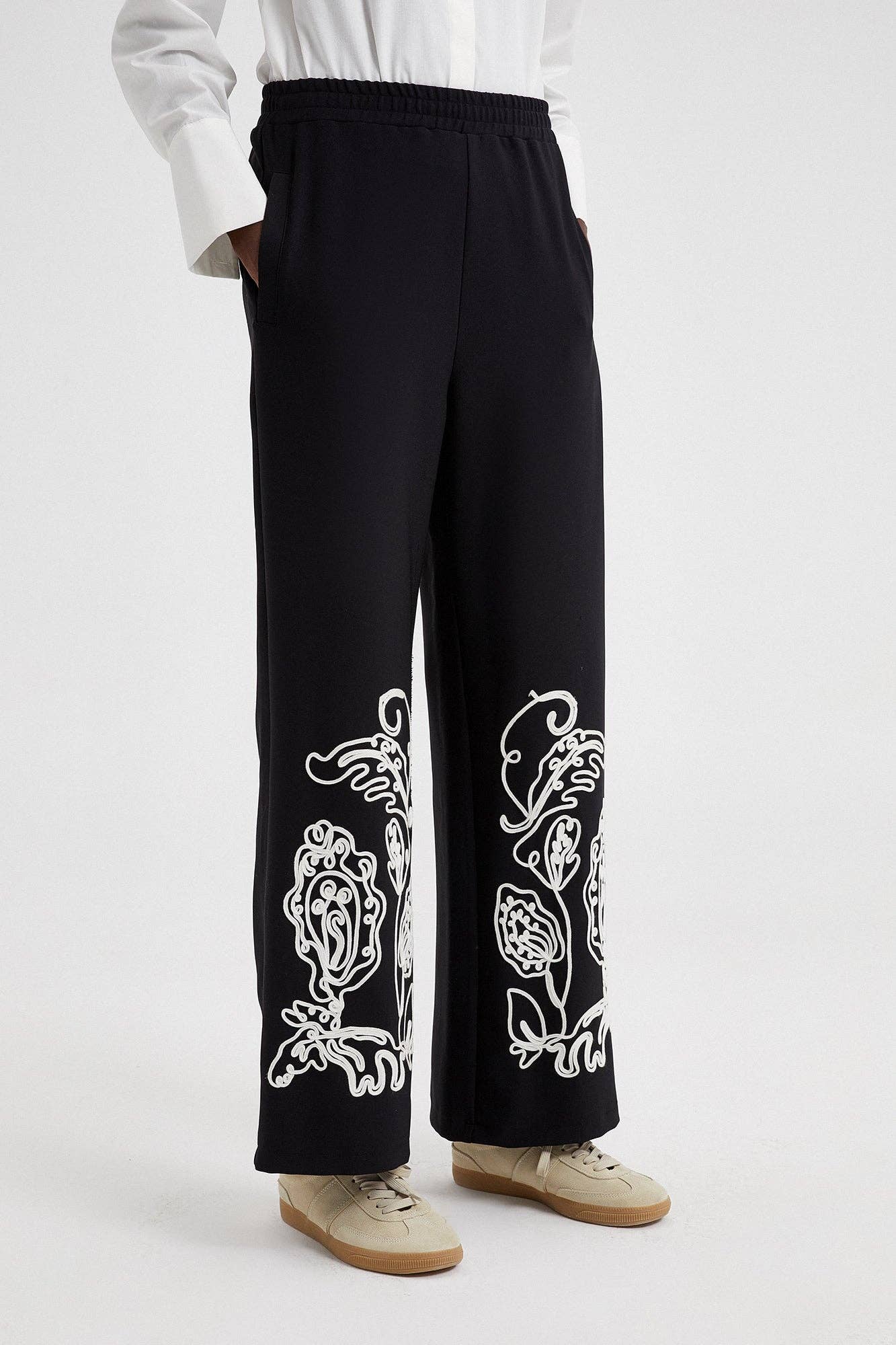 Pantaloni in crêpe neri con ricami