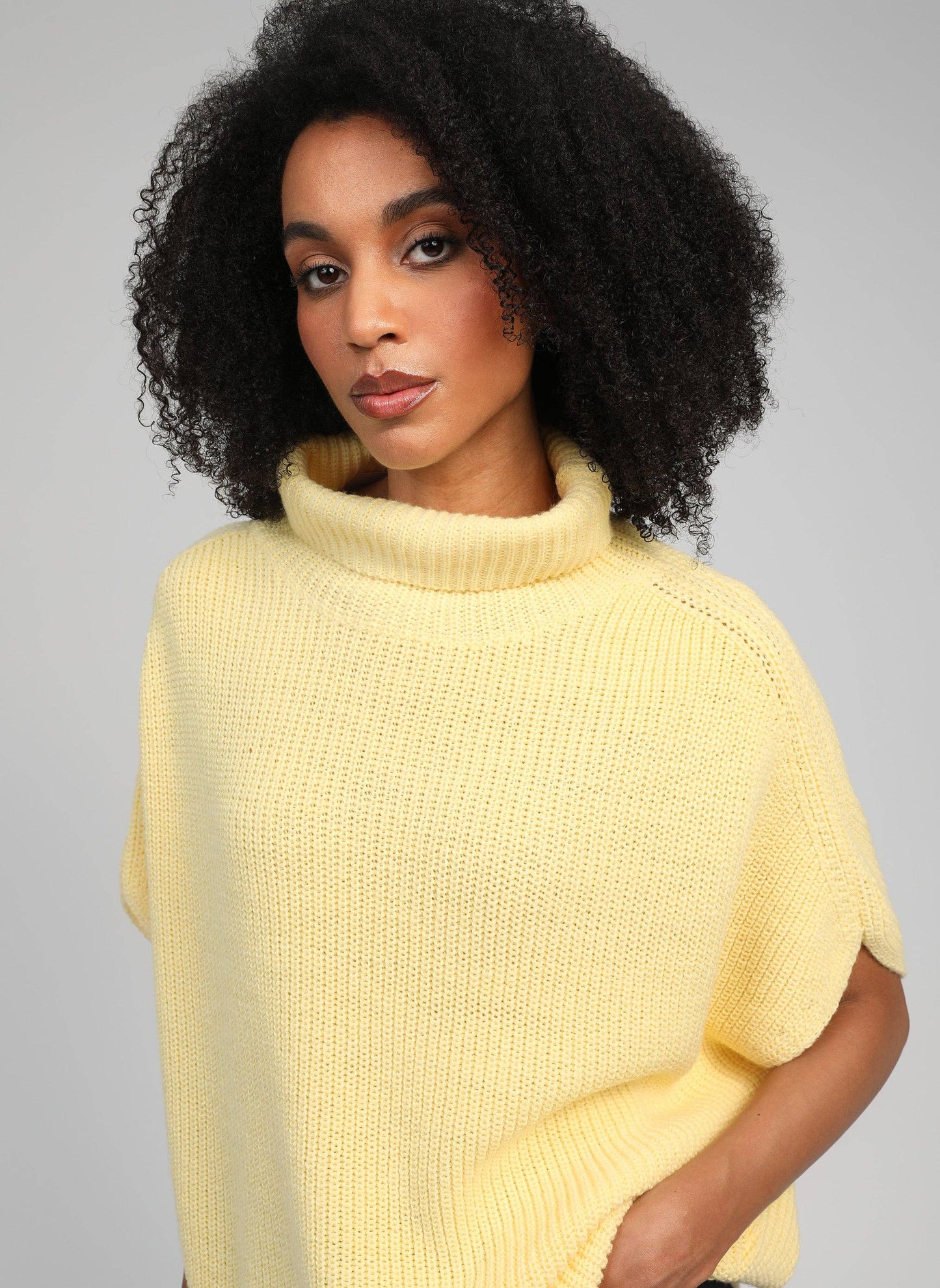 Maglione dolcevita oversize senza maniche giallo pulcino