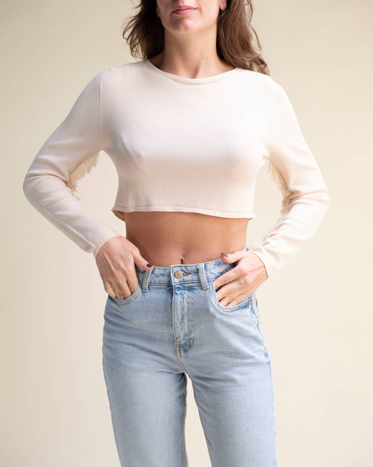 Top corto in maglia con frange sulle maniche