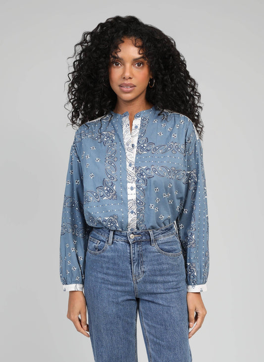 Camicia oversize in voile di cotone con stampa bandana indaco