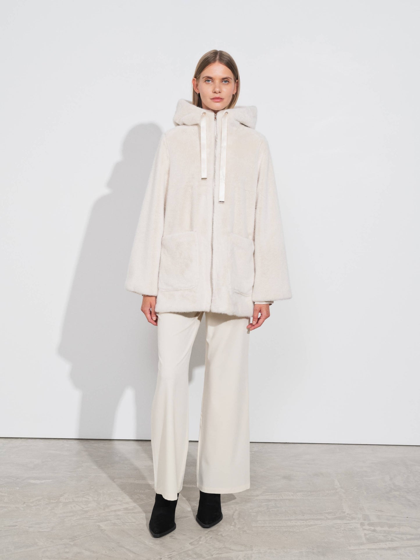 Cappotto in pile con cappuccio e zip