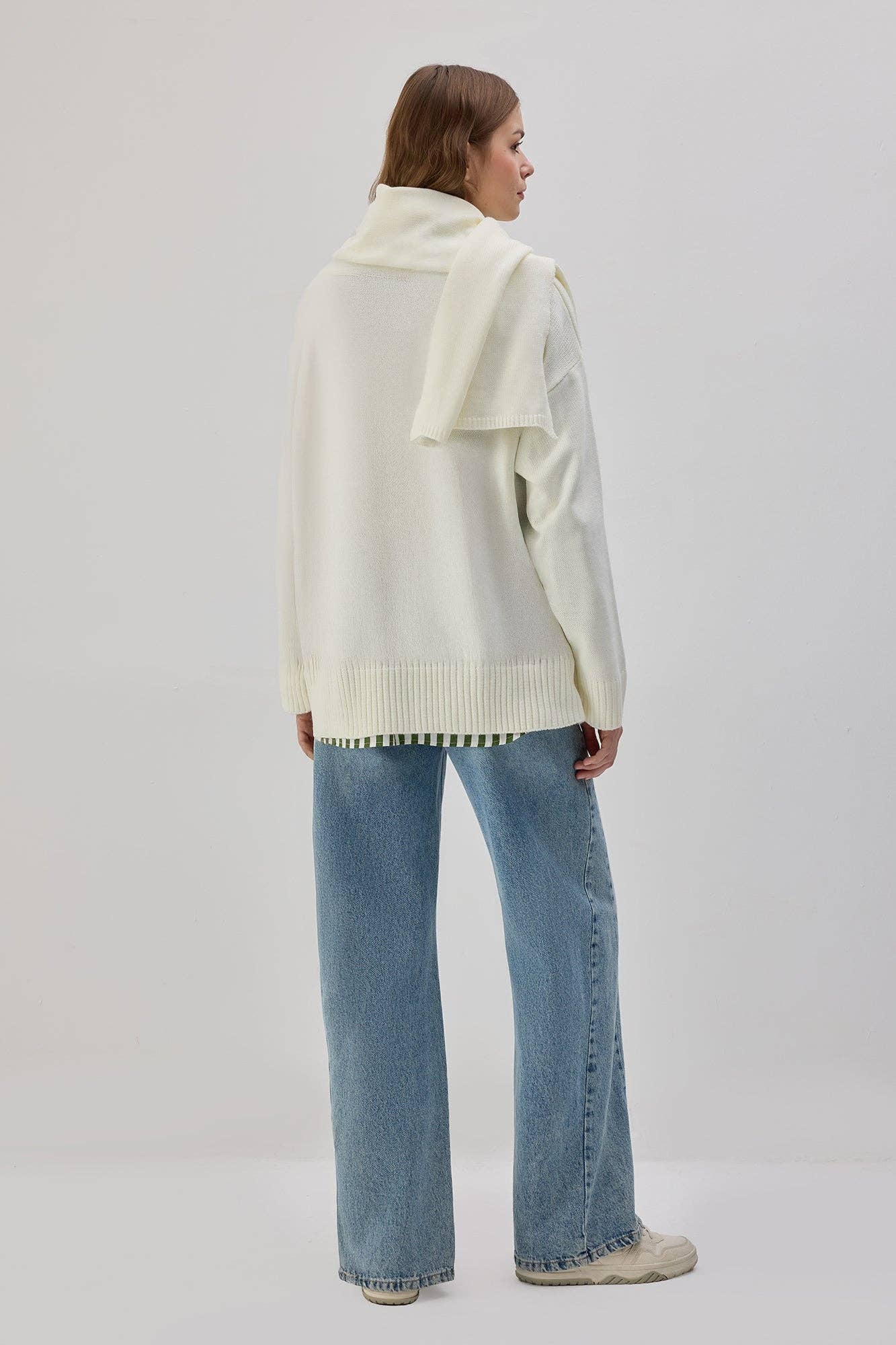 Maglione in maglia con sciarpa integrata