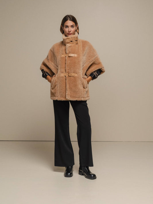 Cappotto teddy corto con collo alto e fibbie