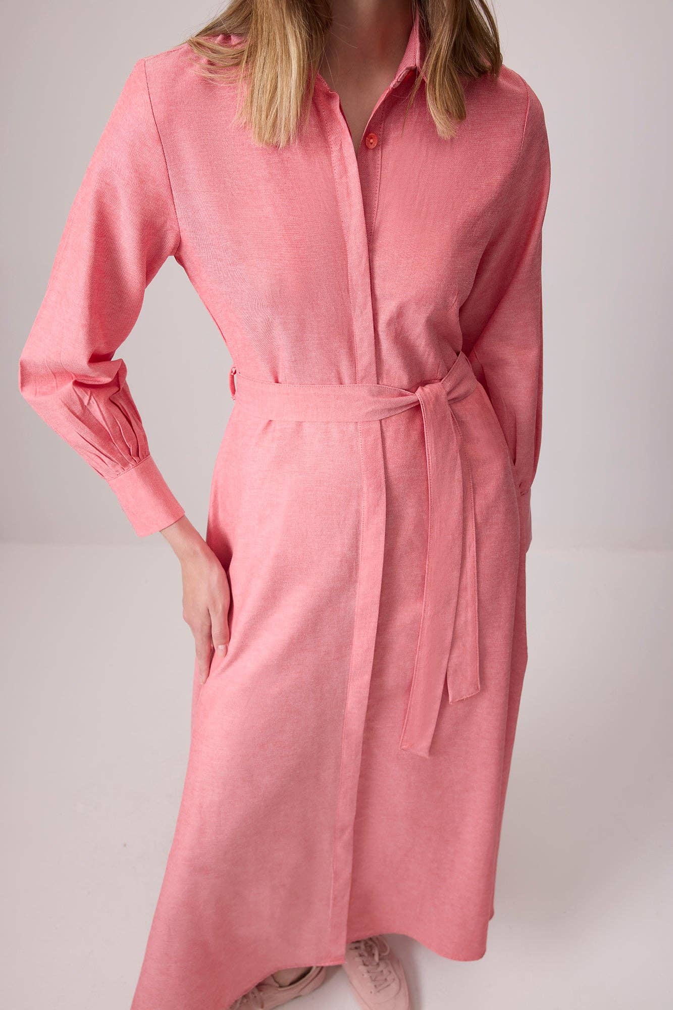 Abito camicia rosa con cintura in misto cotone