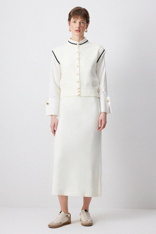 Set in maglia gilet e gonna longuette ecru con bottoni gioiello