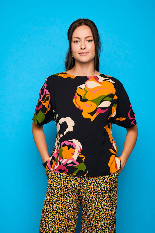 Camicia nera a maniche corte con stampa floreale e bottoni sul retro