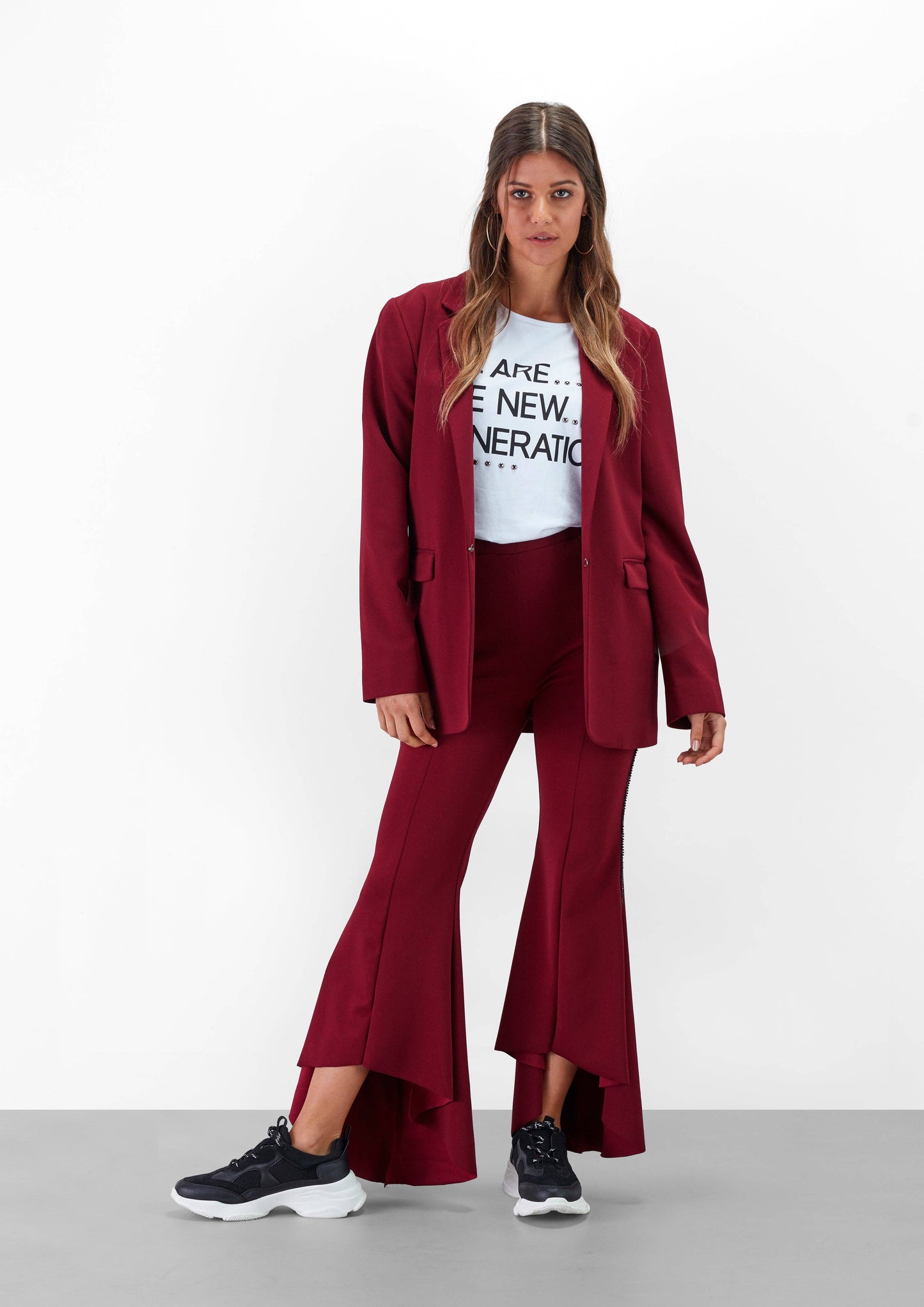 T-shirt “Siamo la nuova generazione” con stampa e borchie