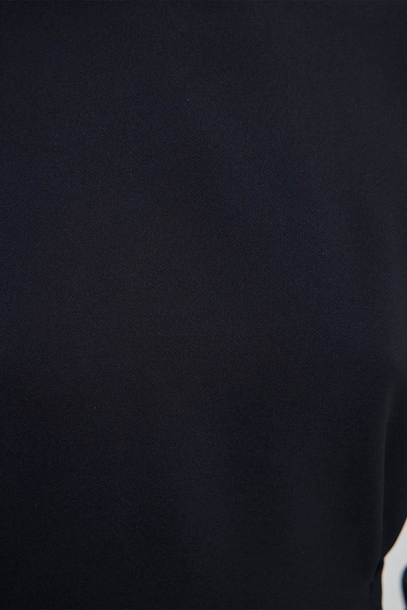 Abito maxi in crêpe nero con cintura e collo alto