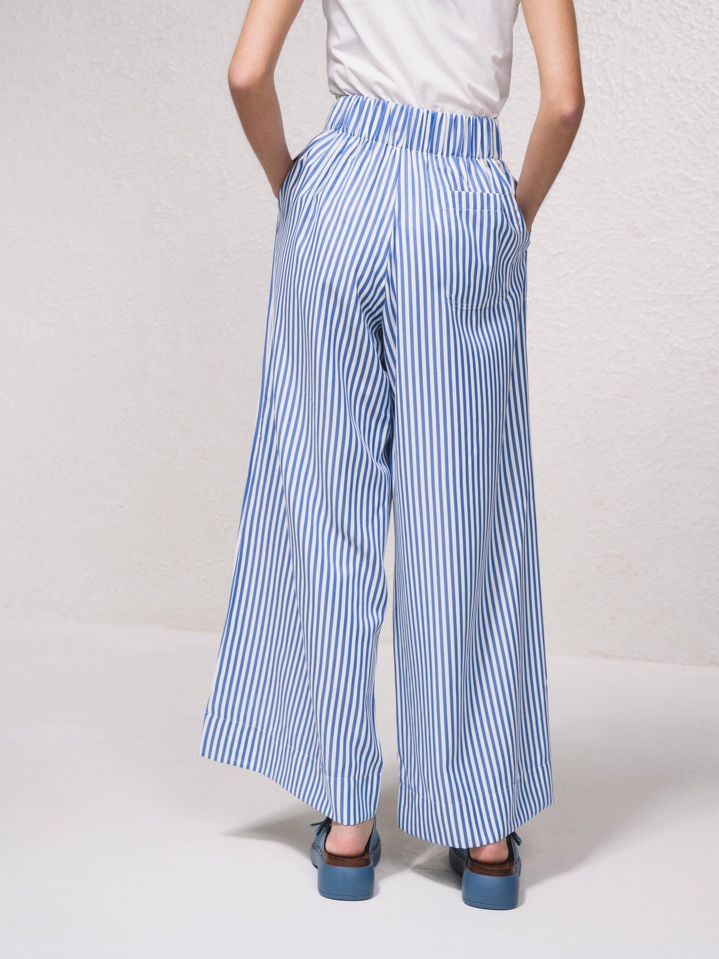 Pantaloni palazzo a righe con vita elasticizzata e laccio
