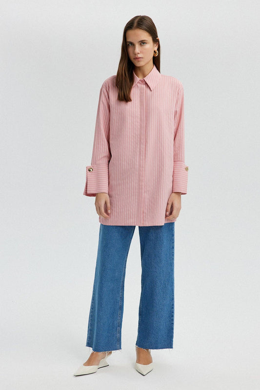 Camicia a righe rosa con polsini larghi