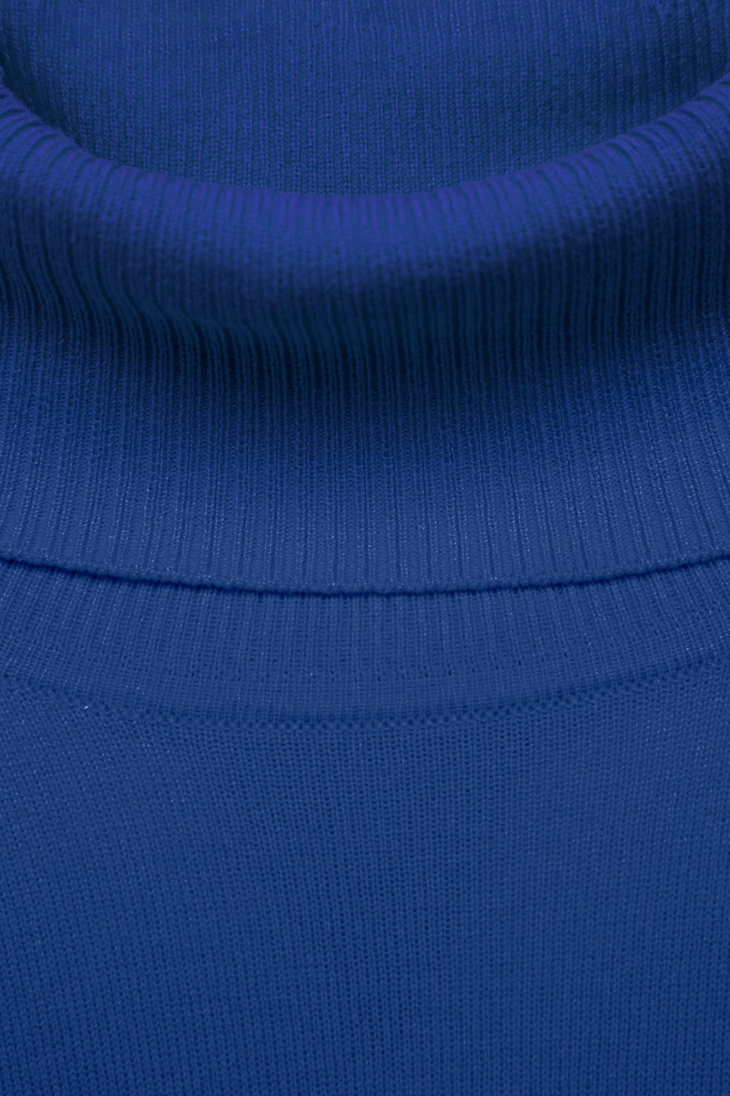 Maglione a maglia rasata con collo alto