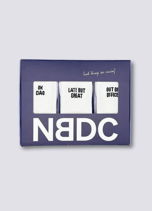 Set da 3 calzini retro con slogan “OK Ciao”, “Late But Great” e “Out of Office”