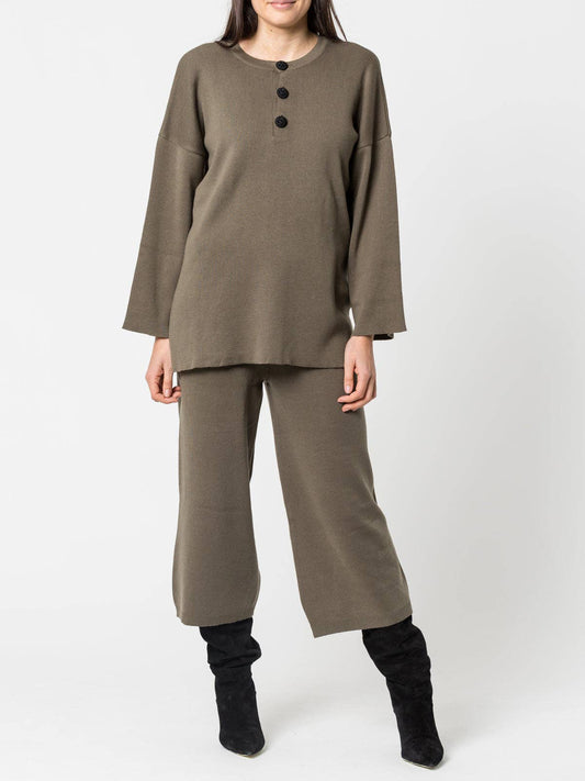 Completo in maglia oversize con pantaloni a gamba ampia