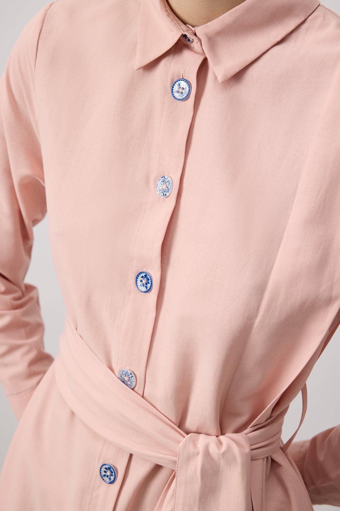 Abito camicia lungo rosa in popeline con cintura