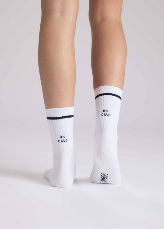 Calzini sportivi bianchi con scritta “OK CIAO”