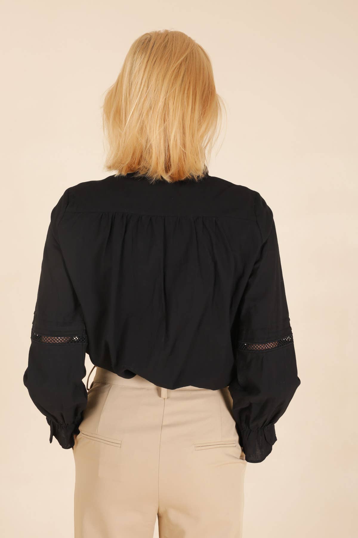 Blusa Telma nera con collo arricciato e inserti in pizzo