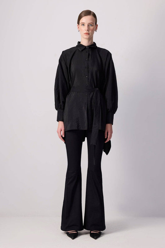 Camicia nera in cupro con maniche a pipistrello e cintura