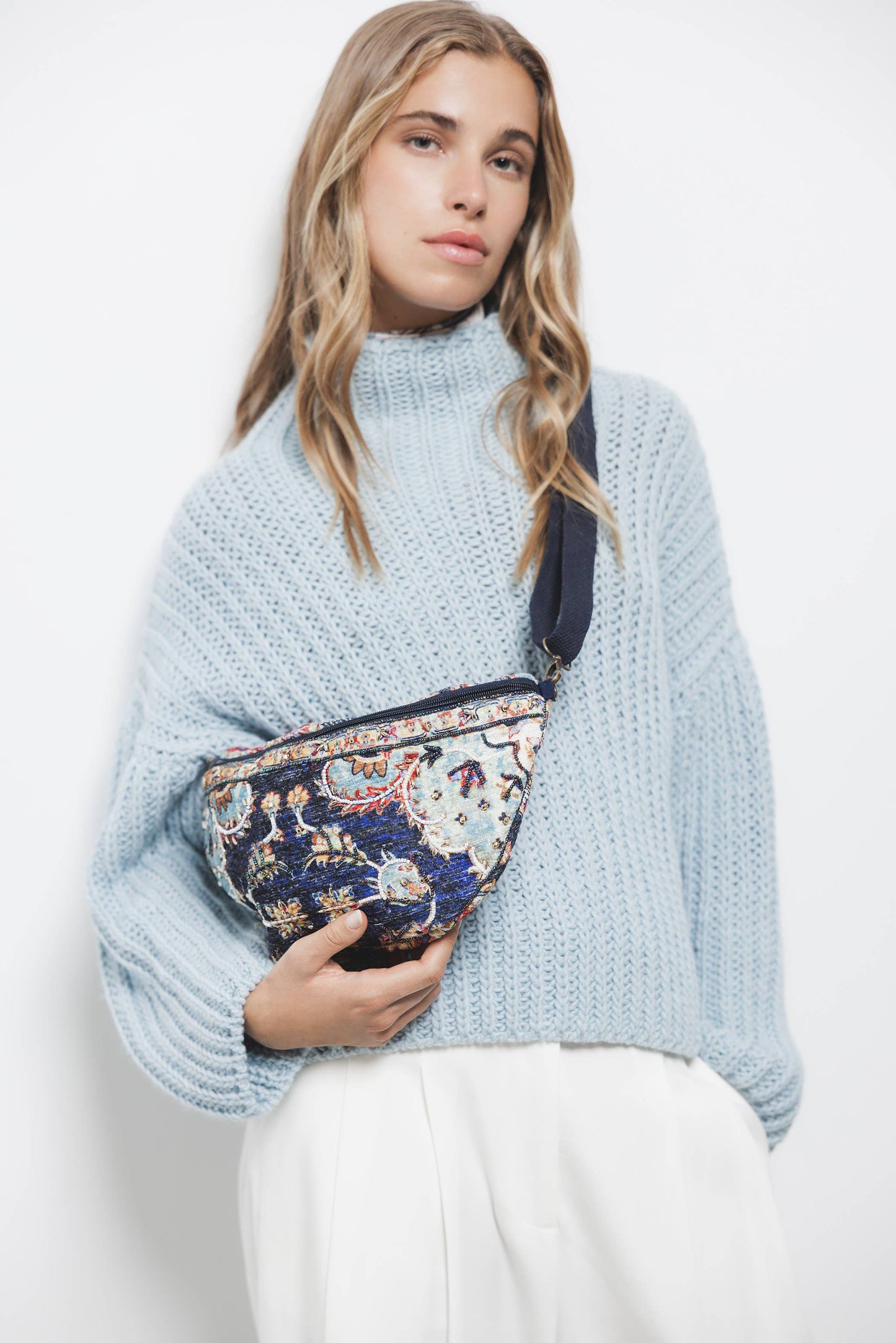 Pochette in velluto con perline e motivo floreale