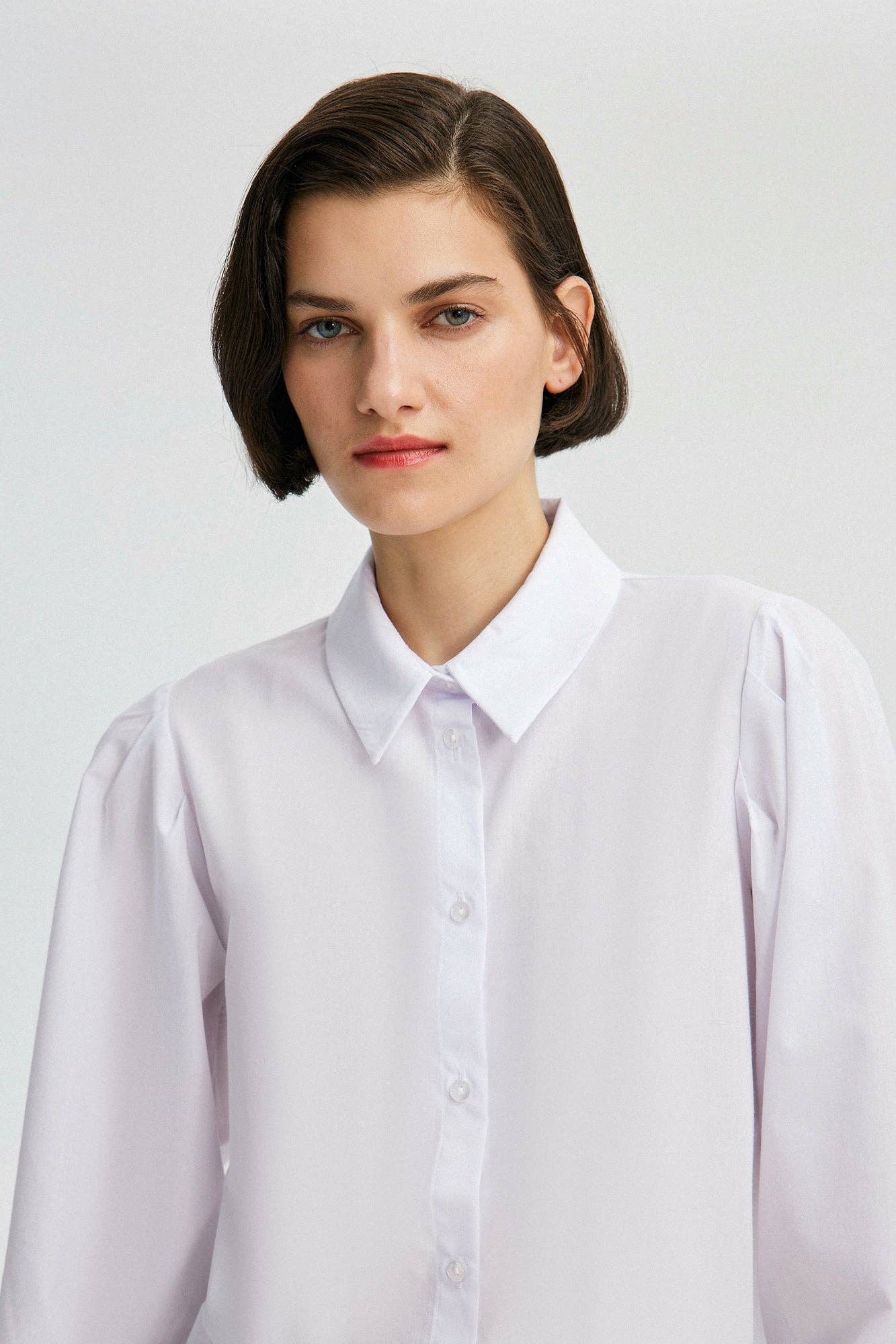 Camicia bianca con maniche plissettate