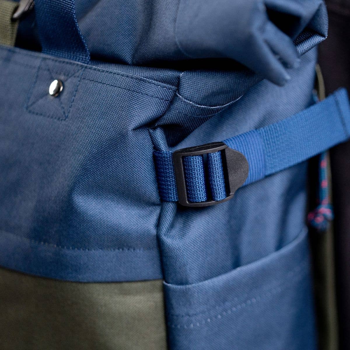 Zaino roll-top in poliestere riciclato navy e khaki