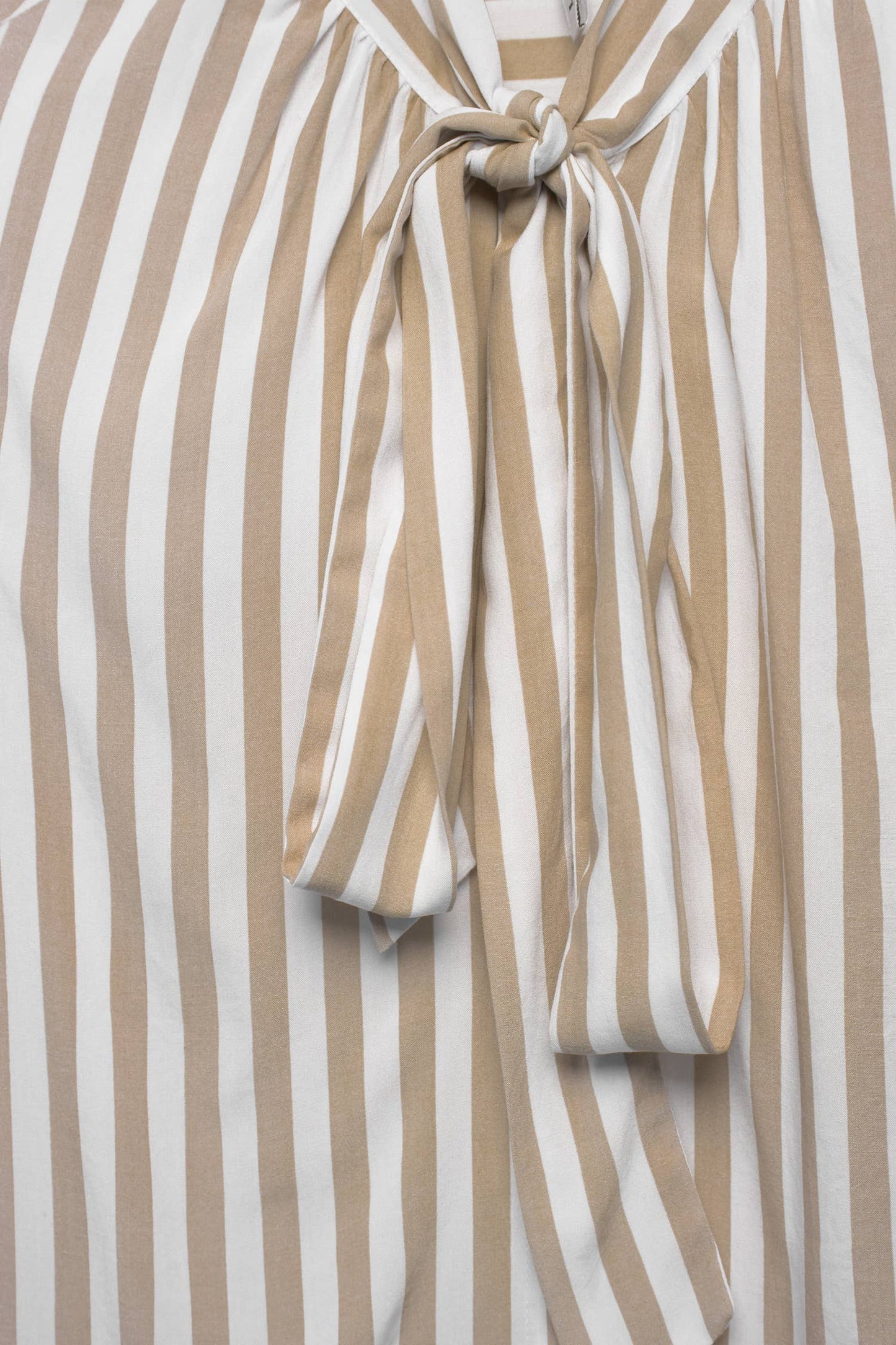 Camicia a righe con fiocco al collo