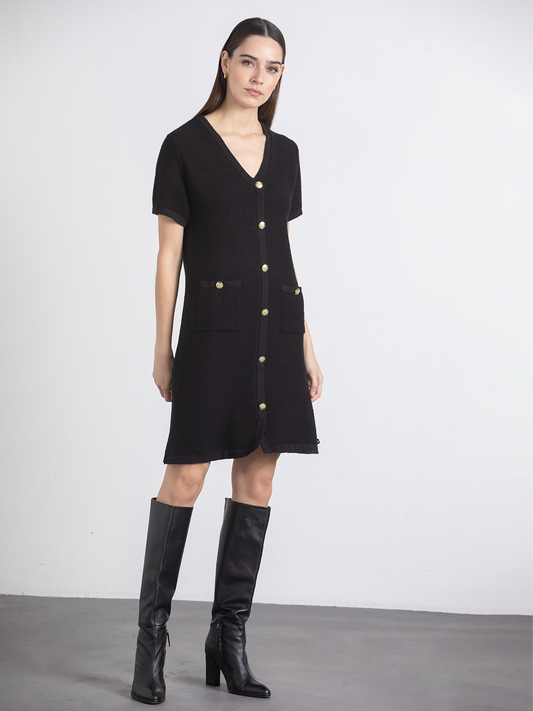 Abito in maglia con bottoni e scollo a V