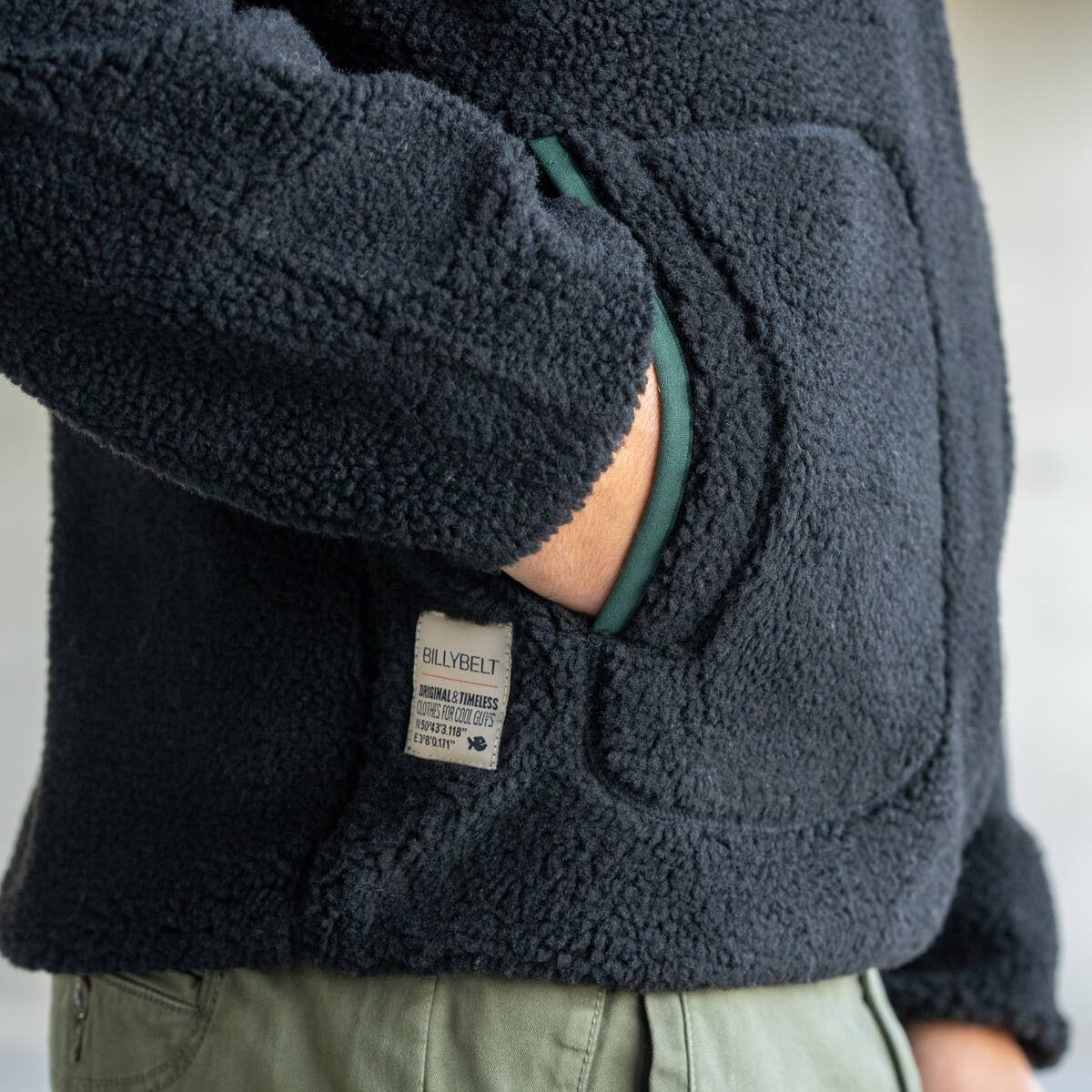 Felpa sherpa in poliestere riciclato con collo alto e mezza zip nera