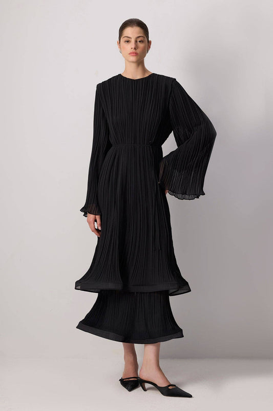 Abito lungo elegante in chiffon plissettato con maniche fluide