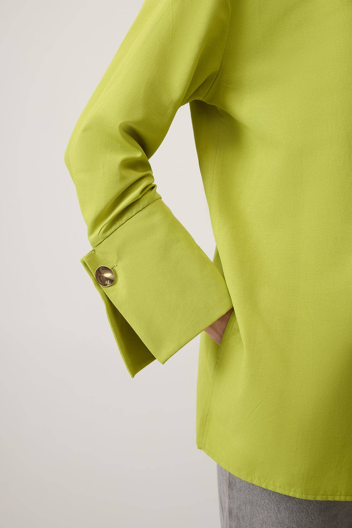 Camicia in popeline verde con polsini ampi