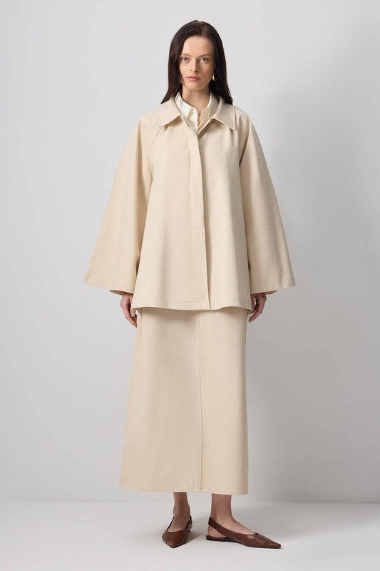 Trench corto in gabardine di cotone con maniche svasate