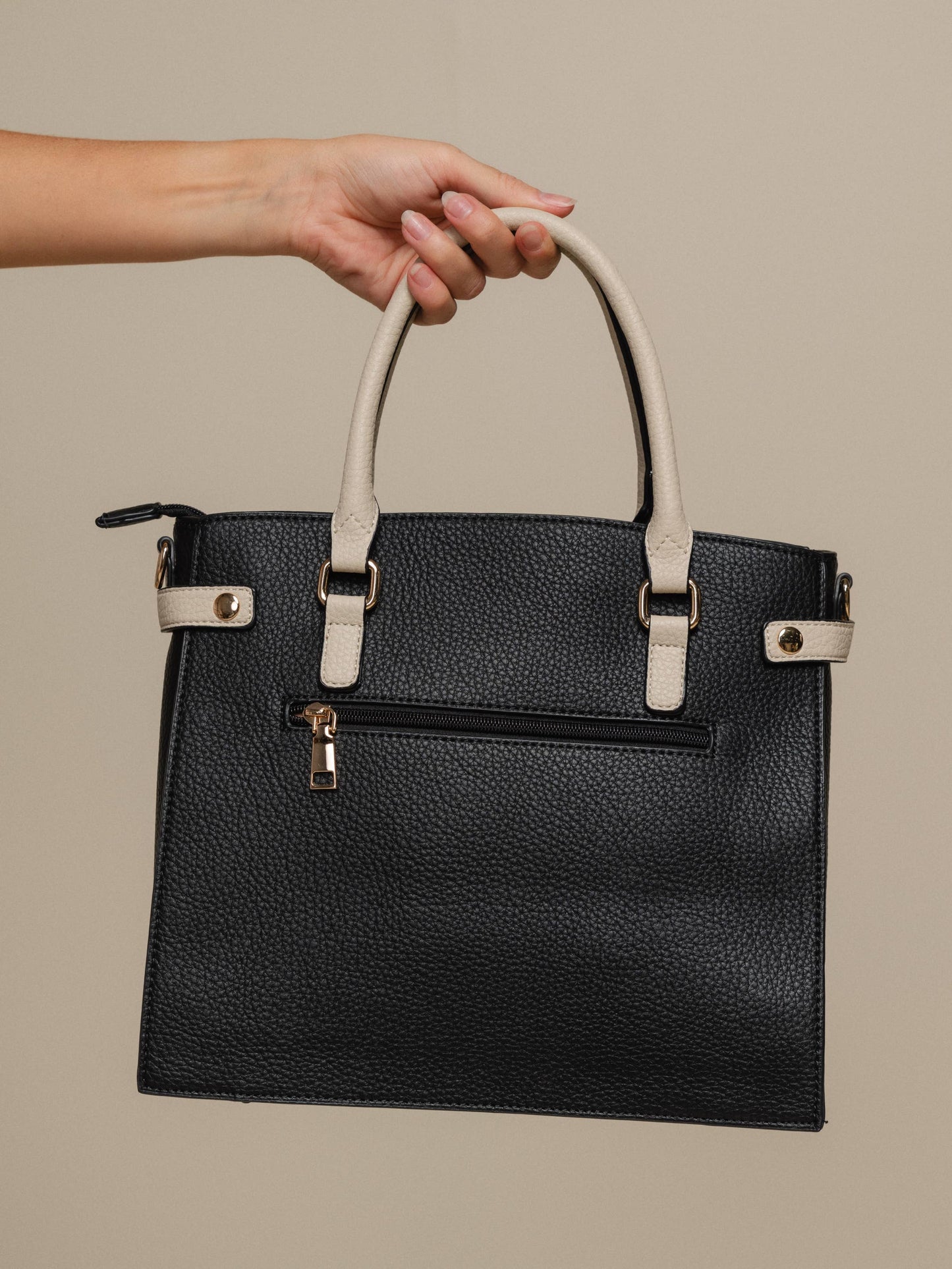 Borsa a mano in ecopelle con dettagli metallici
