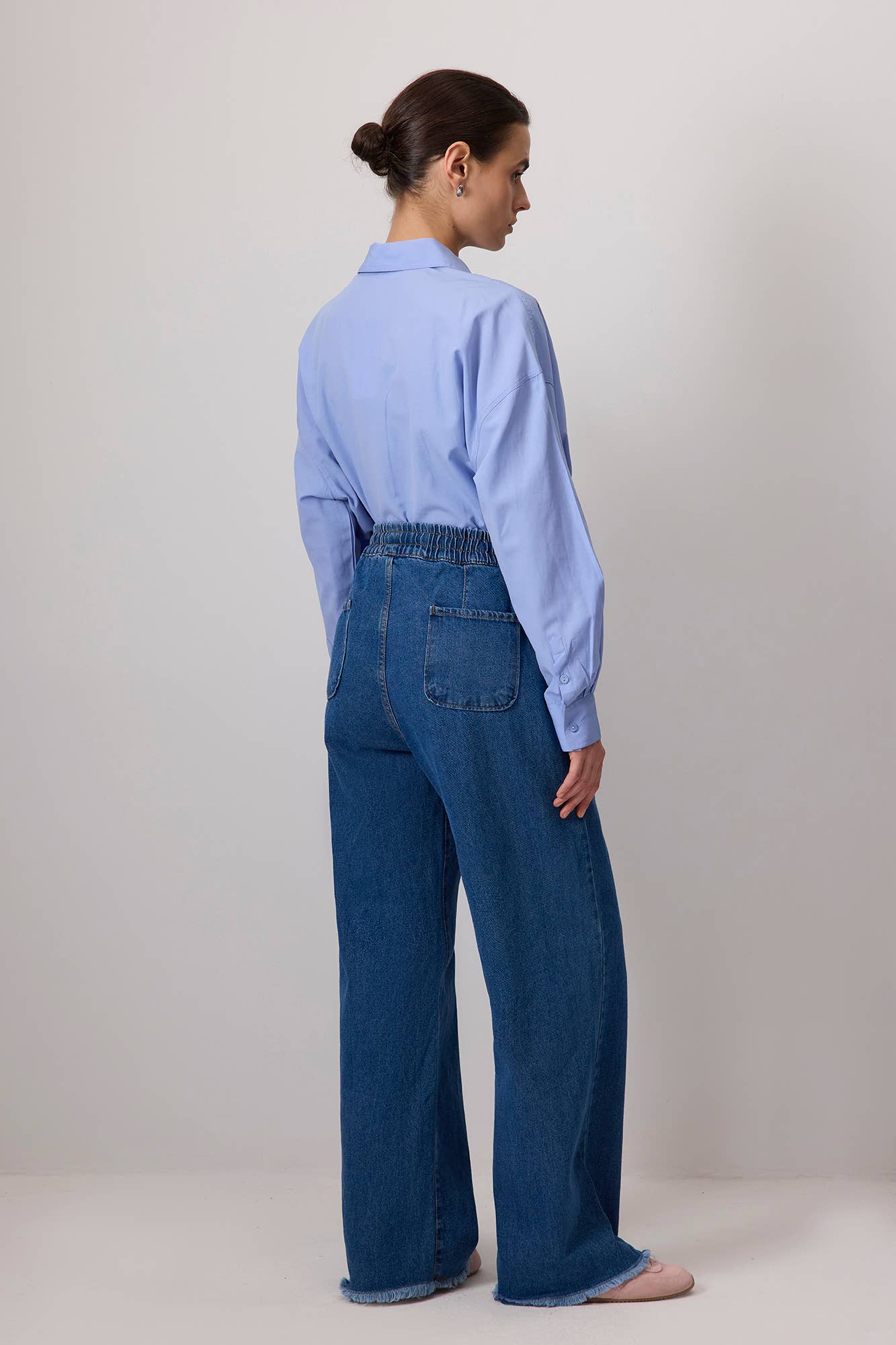 Jeans a gamba larga con vita elastica e orlo sfrangiato