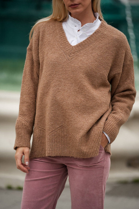 Maglione cammello morbido con scollo a V