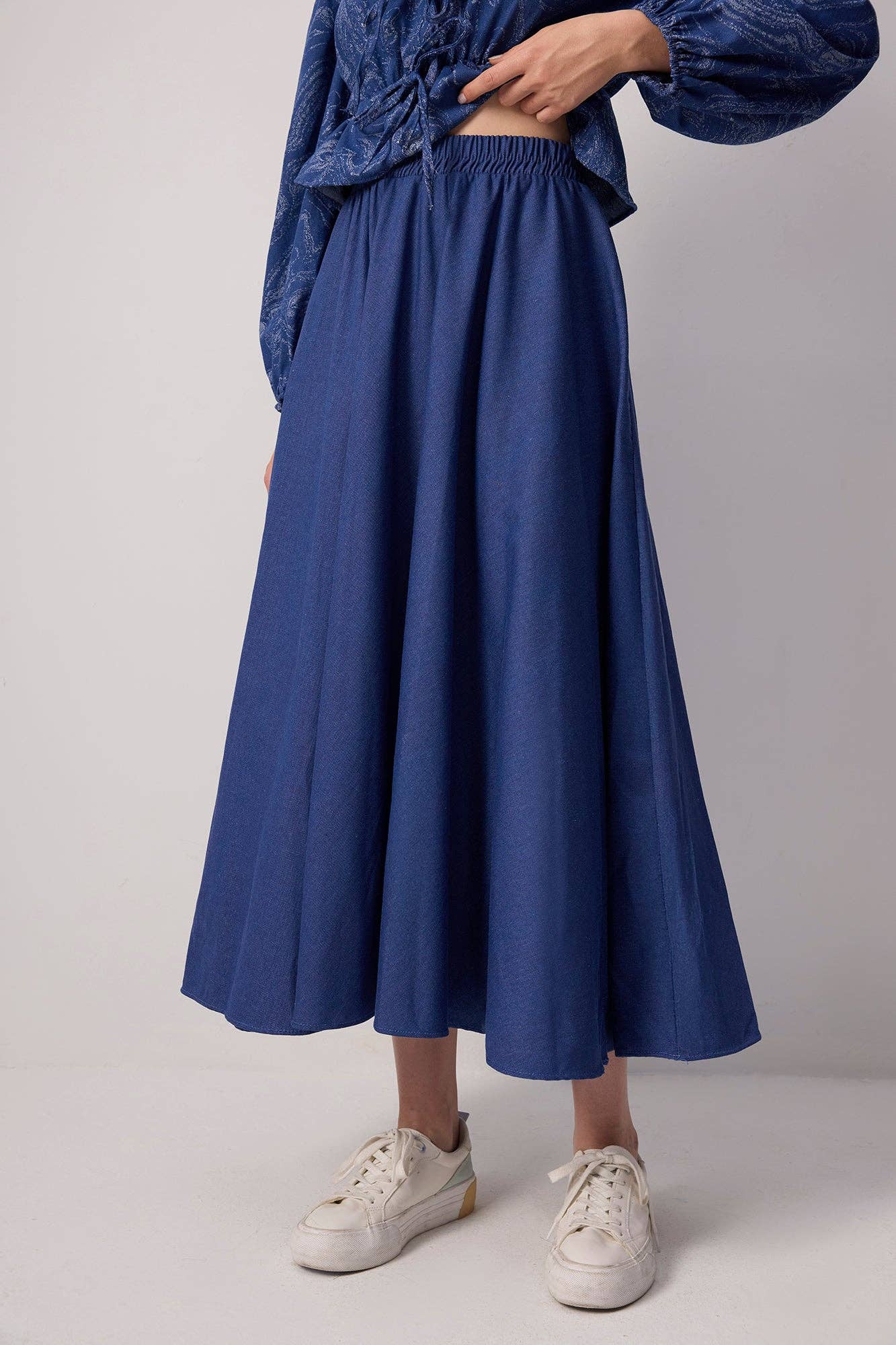 Completo in denim con tunica e gonna a fantasia