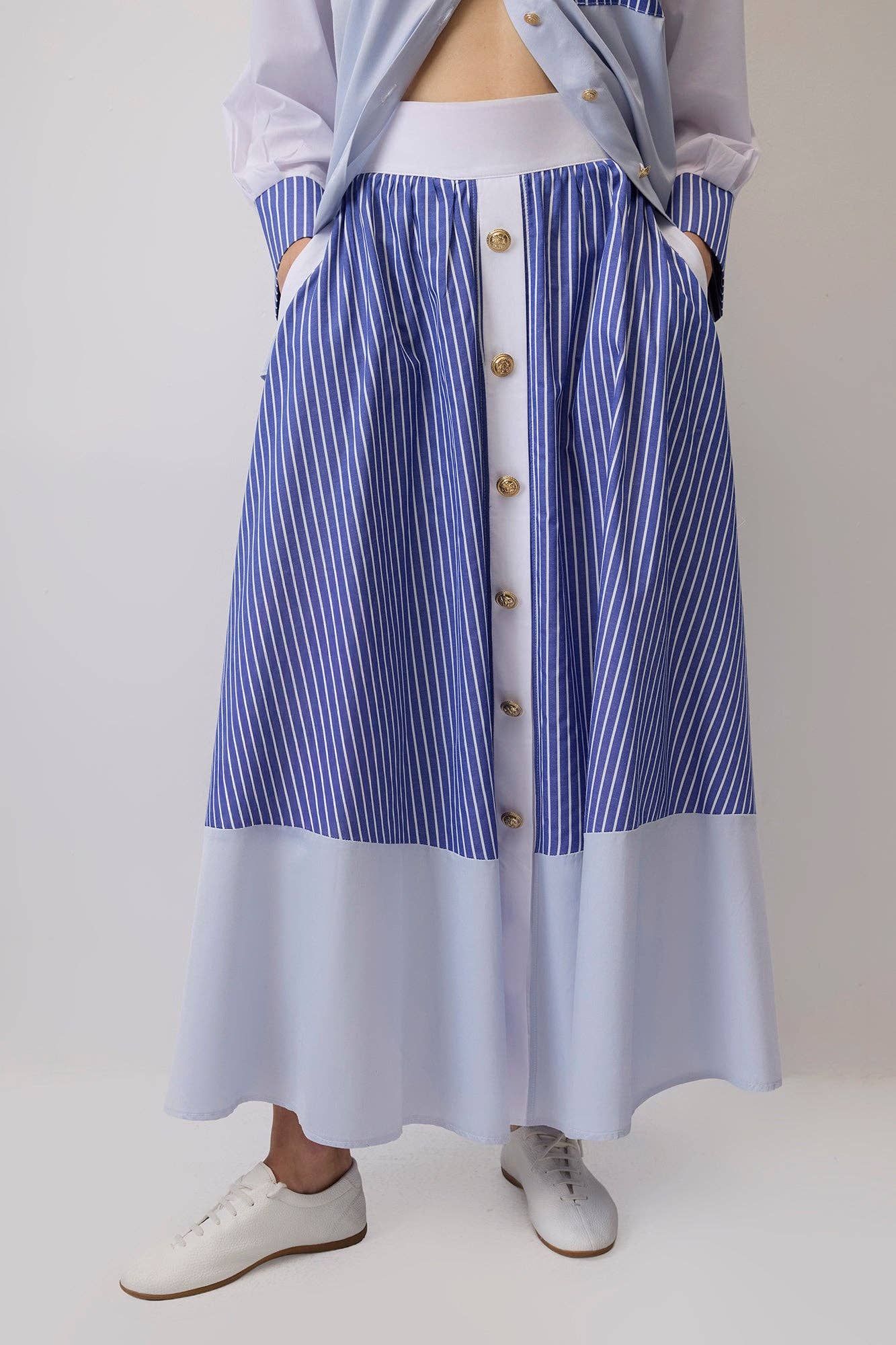 Set camicia e gonna lunga a righe con cuciture a contrasto