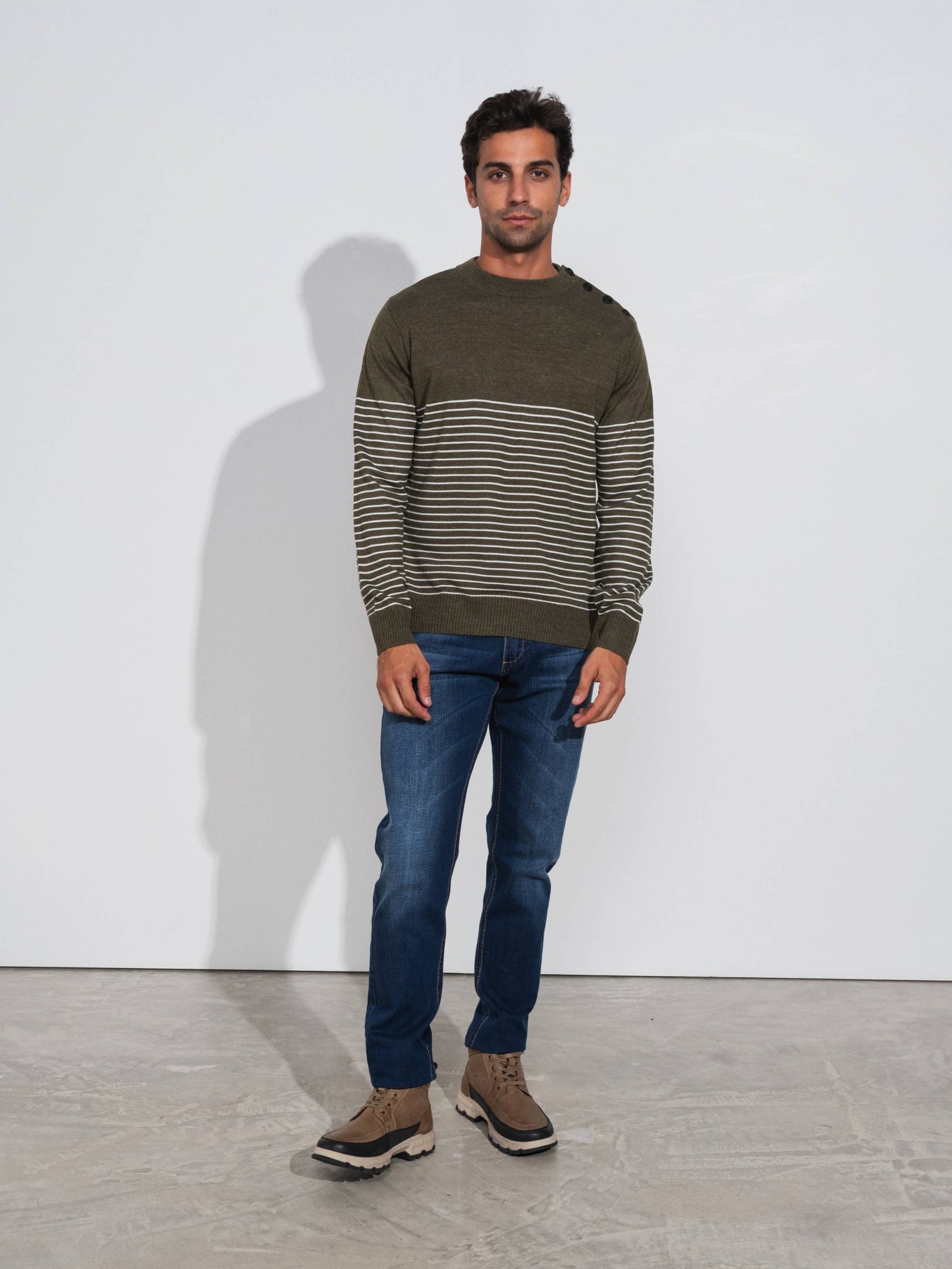 Maglione uomo a righe con bottoni sulla spalla