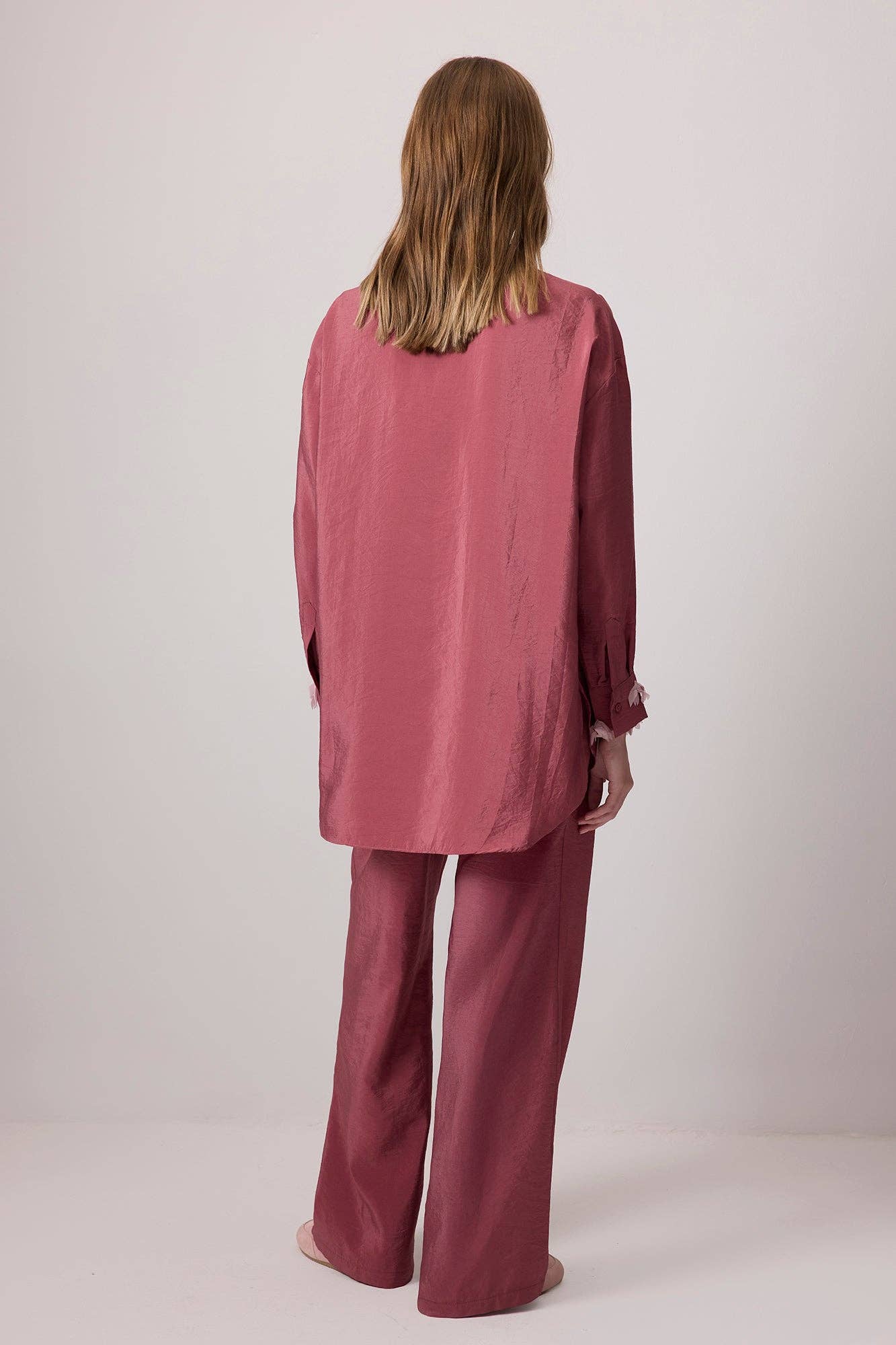 Camicia oversize rosa con applicazioni floreali 3D