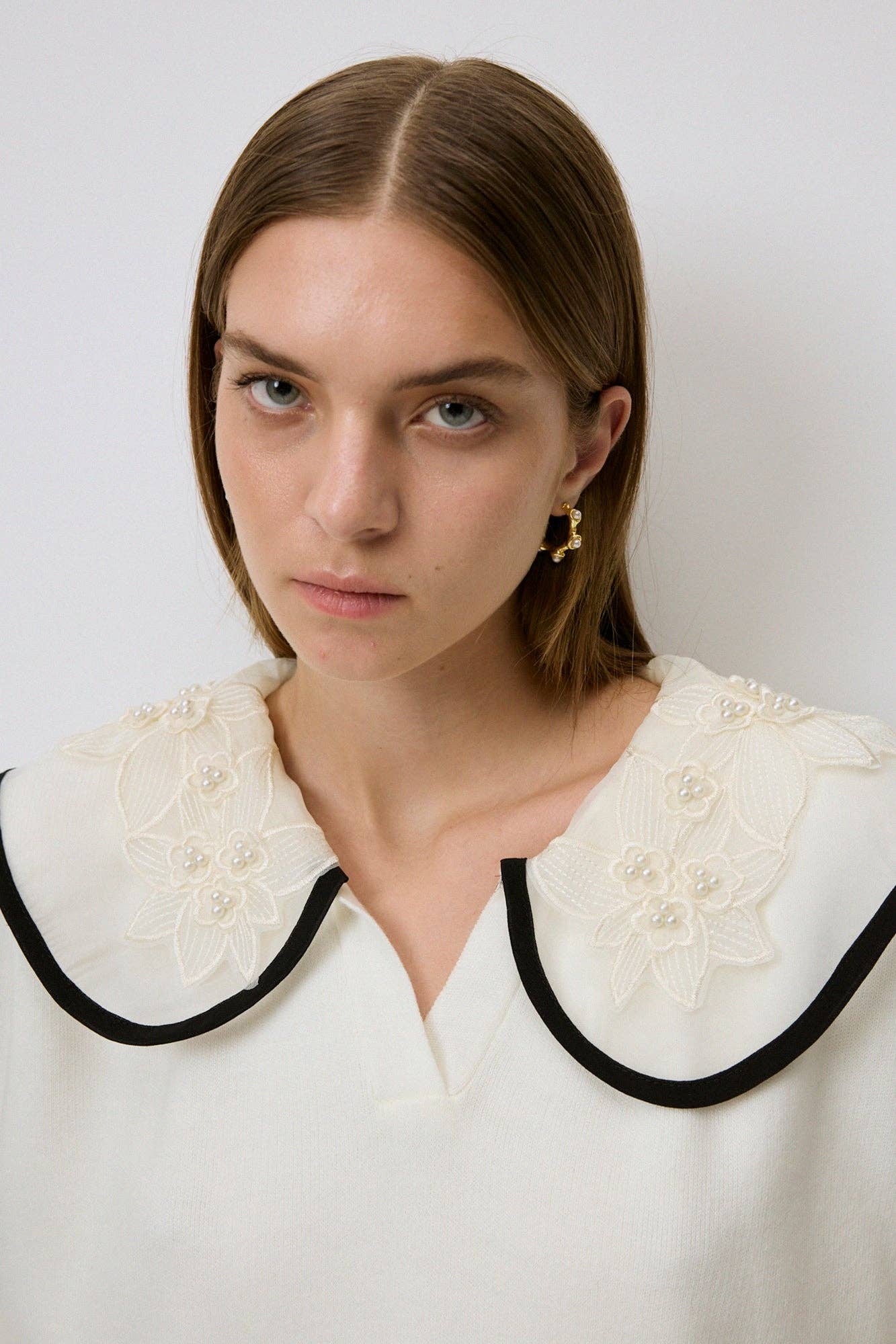 Maglione in maglia con colletto ricamato