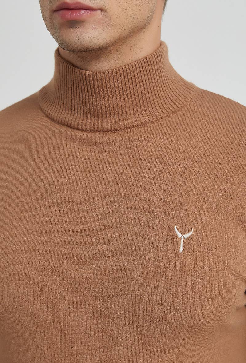 Maglione cammello da uomo con collo a imbuto e logo