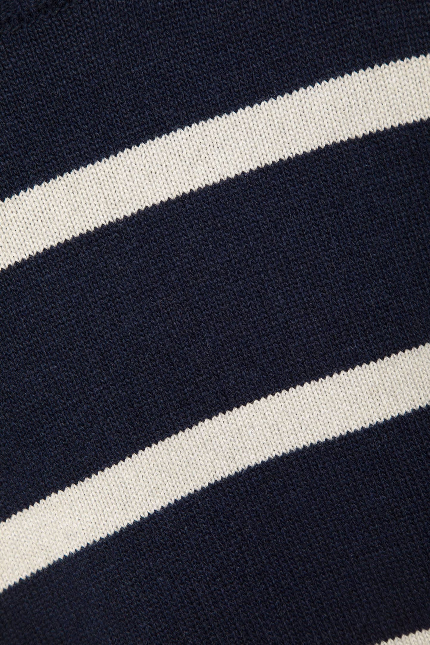 Maglione a righe in maglia con collo alto