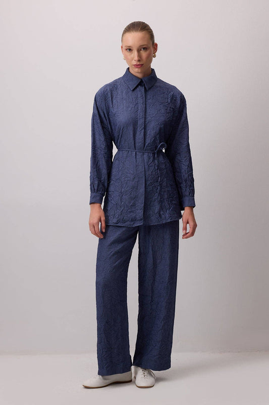 Completo camicia e pantaloni blu navy effetto stropicciato
