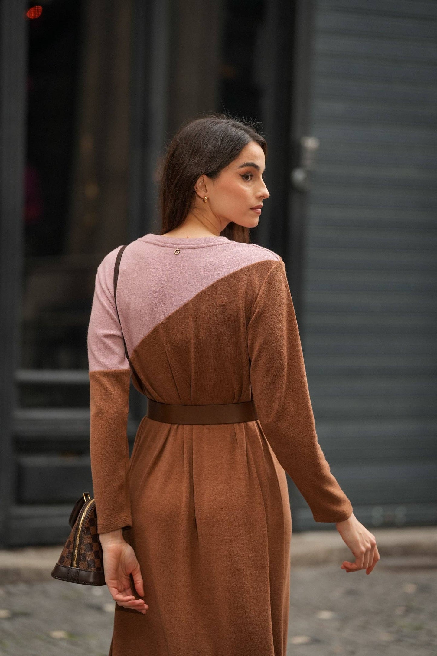 Abito midi in maglia bicolore cammello e rosa