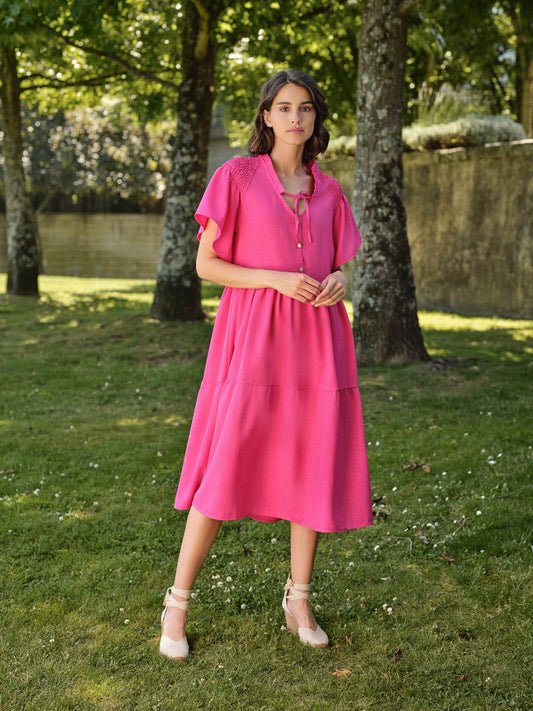 Abito midi fucsia con scollo a V e maniche a volant